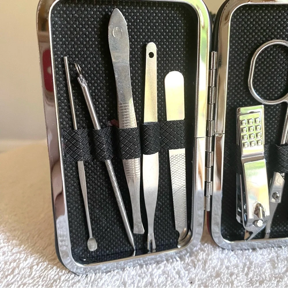 🎅🏻 SALE! Manicure Set 8pc silver in a red Case brand new great for men women
